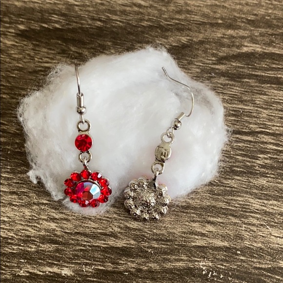 Red floral crystal earrings - Picture 2 of 2